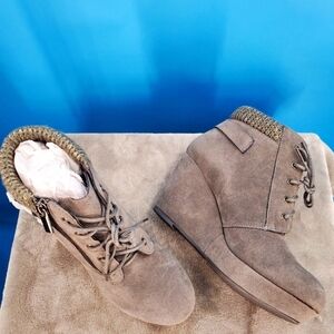 NEW! Shoe Dazzle grey wedge booties 9